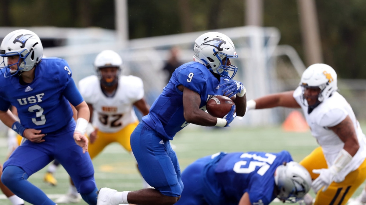 Cam Peterson's Three TD's Lead the Charge as Cougars Top Taylor Trojans 42-31